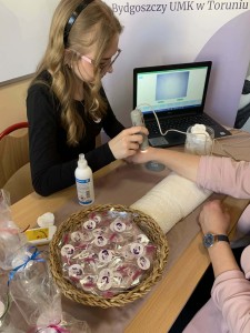 Dzień kobiet w Liceum. Kliknij, aby powiększyć zdjęcie.